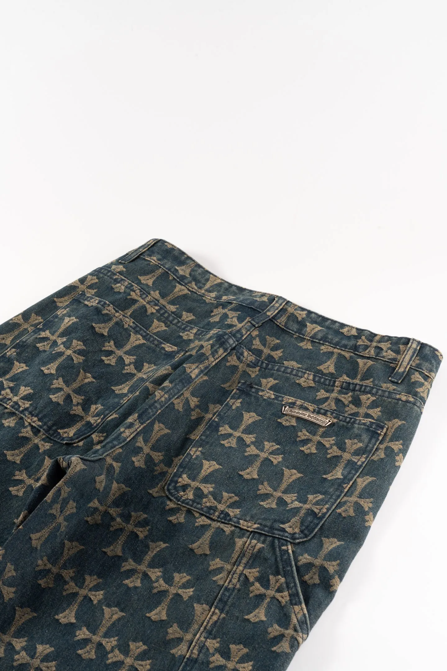 P220 Chrome Hearts｜Chrome Hearts CH all-over printed jacquard bootcut jeans - 2024 autumn new product, the same style as the Internet celebrity star's cross-printed jeans, with unique cross design elements and all-over printing, full of design sense. It is made of 100% denim cotton fabric with heavy coarse yarn count, which ensures a stiff and tough silhouette while being soft, comfortable and breathable. The lapel is designed with silver buttons and is full of texture.  The classic dark yellow cross logo is all over the pants. They are generous and full of personality without being exaggerated. They are perfect for spring and summer!    Custom hardware! Same style for couples!  Three standards are complete, the same style for men and women, non-market ordinary version, feel free to compare and the quality is absolutely guaranteed. Style number: 1652# Color: blue Size: S-XXL (28-36)